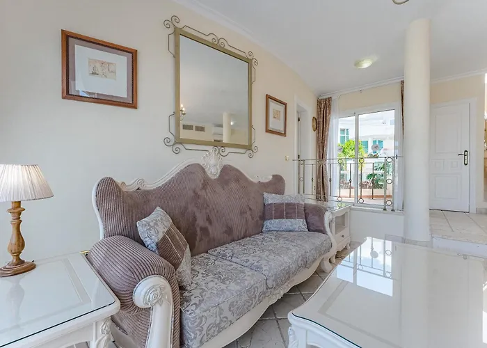 Flamingo Boutique 아데제