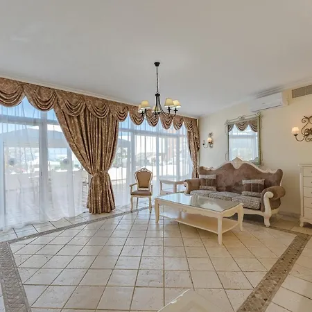 מלון Flamingo Boutique 4*